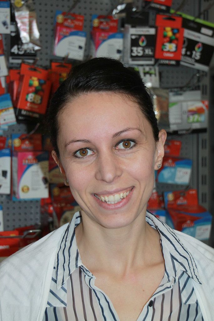 Tamara Schallert, Administration Ich bin seit acht Jahren dabei, mache die Büroarbeit gerne und mag auch den direkten Kundenkontakt. Schön ist es, wenn Kunden ihre Rechnungen mit einem Lächeln im Gesicht bezahlen, weil sie sich gut beraten fühlen.