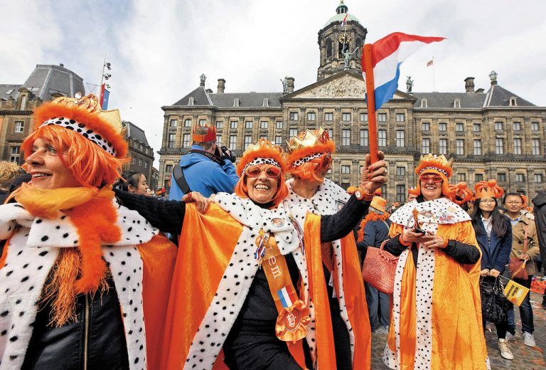 Tausende Menschen haben im Zentrum von Amsterdam ihrem neuen König Willem-Alexander und Königin Máxima zugejubelt.
