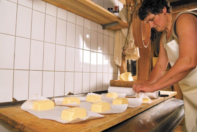 Theresia Schneider beim Einpacken der Alpbutter. Foto: VN