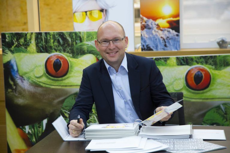 Thomas König bietet mit dem Lochauer Unternehmen „werbeflächen24“ Service für Anbieter von Flächen und für Werbekunden. Er will weiter expandieren. Fotos: VN/Paulitsch