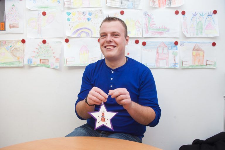 Thomas Tscholl knüpft noch ein weißes Stoffband an den bunten Stern und schon . . .