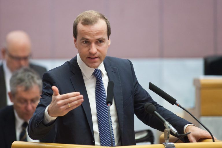 Thomas Winsauer (VP): Die Existenz eines eigenen Parlaments für Vorarlberg ermöglicht die eigenständige Wahrnehmung wichtiger Aufgaben im Interesse der Landesbevölkerung. Die zentralen Aufgaben, wie die Gesetzgebung, die Wahl und Kontrolle der Landesregierung sowie die Festlegung der Einnahmen und Ausgaben des Landes (Budget), werden von den in verschiedensten Regionen unseres Landes lebenden Landtagsabgeordneten wahrgenommen. Die geografische und thematische Nähe des Landtags sowie die jüngst beschlossenen verbesserten Mitbestimmungsmöglichkeiten für die Landesbevölkerung zeigen die enge Bindung des Landtags zum Land und seinen Menschen besonders gut. Wir wollen daher als ÖVP Vorarlberg den Auftrag der Vorarlberger Bevölkerung, nämlich das Land auch in Zukunft erfolgreich und eigenständig zu gestalten, weiterhin mit aller Kraft wahrnehmen und lehnen alle Abschaffungstendenzen daher ab.