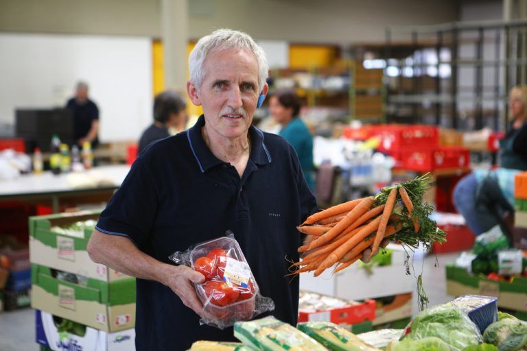 Russ-Preis-Träger Elmar Stüttler gab auch gestern mit Ehrenamtlichen in der Bludenzer Spitalgasse Lebensmittel aus. Aber hier muss seine Initiative ausziehen. Foto: VN/Hartinger