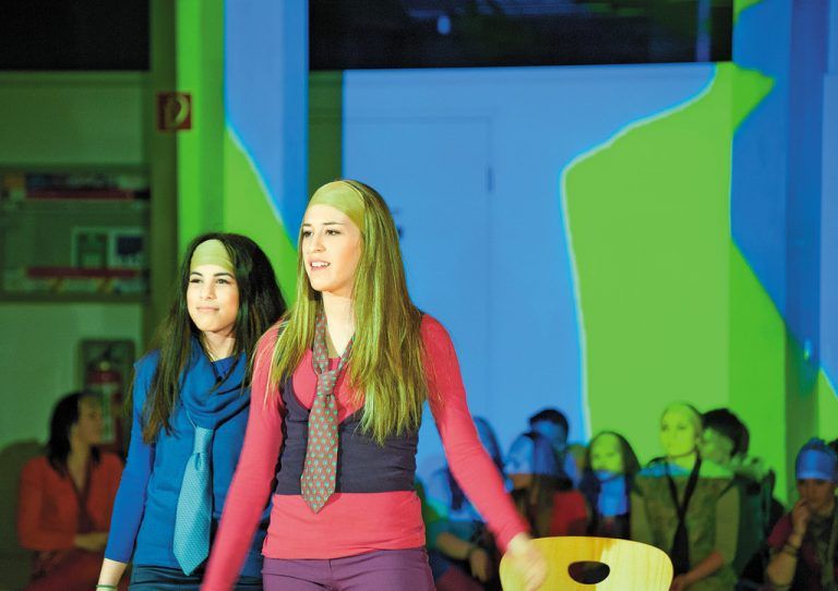 Tuce Sinanoglu (r.) und Merve Mizrak in einer Szene von „Kick off!“. Die Schülerinnen und Schüler präsentieren ihre eigene Sichtweise zum Thema Gewalt. Foto: Mark Mosman
