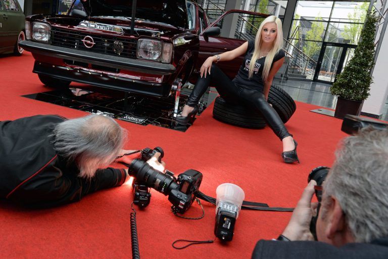 Tuning-Messe: Mix aus Autos und weiblichen Reizen.
