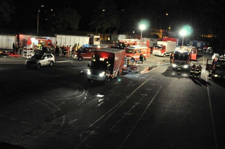 Über 100 Feuerwehrleute standen bei dem Zwischenfall im Einsatz. Fotos: feuerwehr tosters