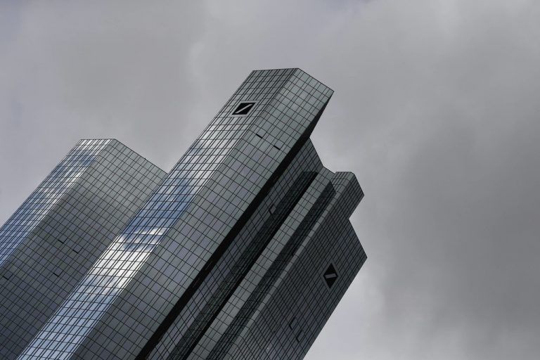 Über dem Headquarter der DB brauten sich dunkle Wolken zusammen. Foto: Reuters