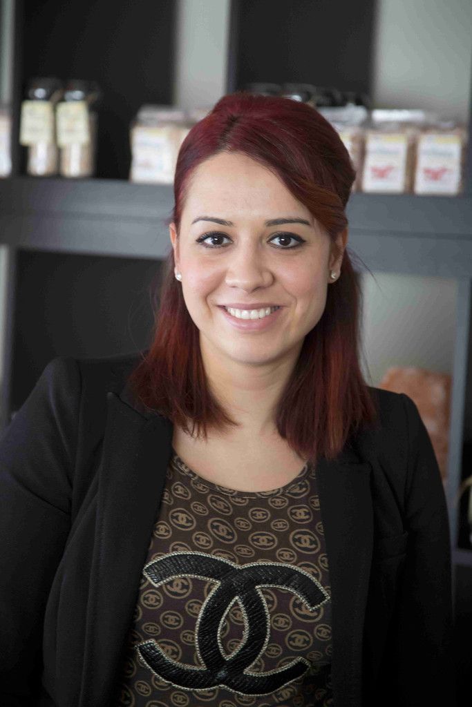 Ümran Purkaya, SekretärinIch bin für die Kundenberatung und Terminvereinbarung zuständig. Mich fasziniert unser umfassendes Angebot. Das Schöne ist, dass wir unseren Kunden helfen können.