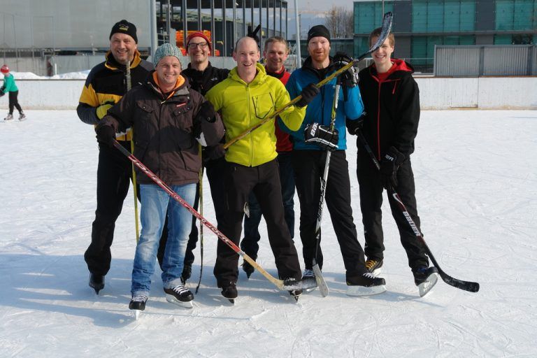 Ulrich Bachmeier (m.) und sein Team laden heute ab 18 Uhr zum Eishockey-Charity. Foto: Ruth Crimi Franke