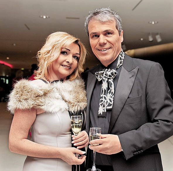 Unter den Ballgästen: Intercoiffeur Gerhard Ölz mit Sabine.