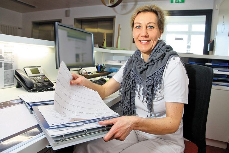 Uta Fußenegger-Sohm bereitet den Patienten einen freundlichen Empfang. Foto: VN/Hofmeister