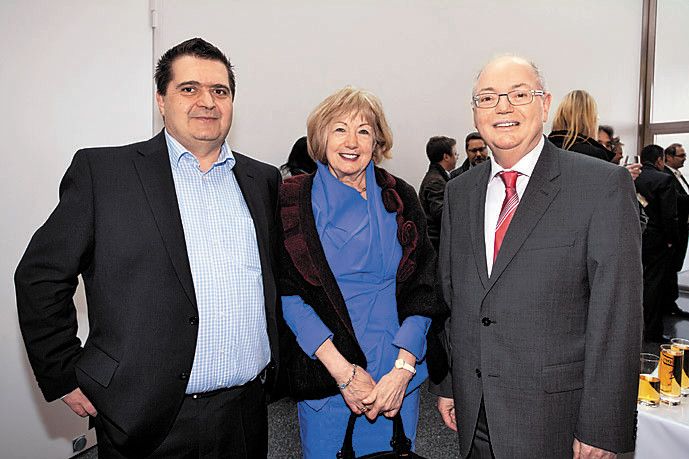 (v. l.) Andreas Scalet (Leiter VN-Wirtschaftsredaktion), Bürgermeister Wolfgang Rümmele mit Reinelde.