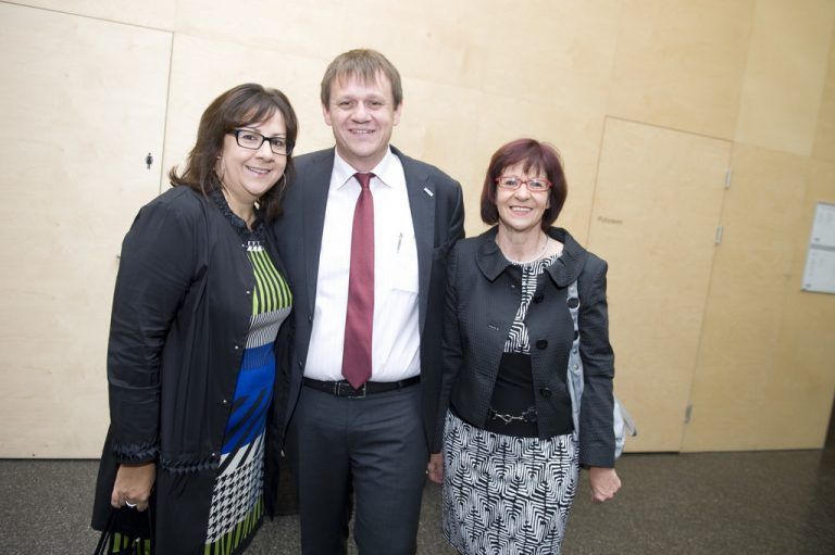 Verena (l.) und Inge Walch mit Geschäftsführer Christoph Thoma.