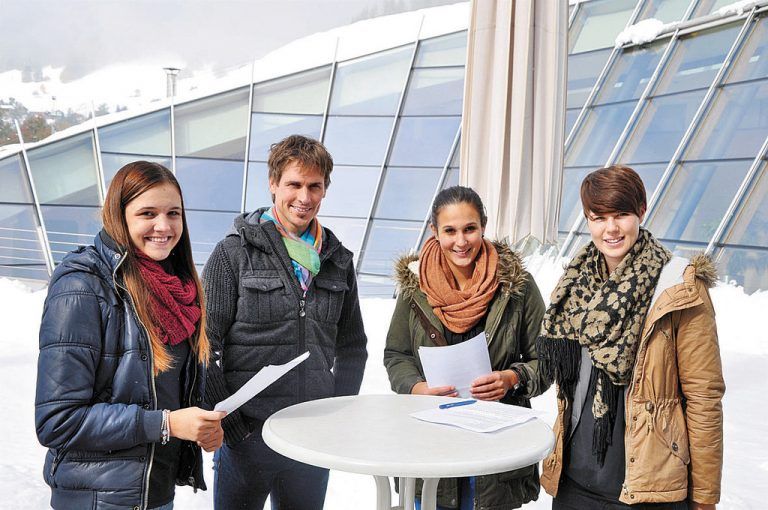 Verena Wild, Felix Gottwald, Patrizia Fritz und Jasmin Metzler beim Interview in Alpbach in Tirol (v.l.). Foto: Mario Hammerer