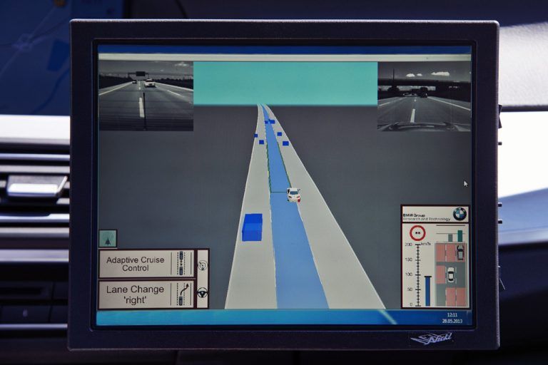 Via Bildschirm sind die Infos der automatischen Fahrt dargestellt.