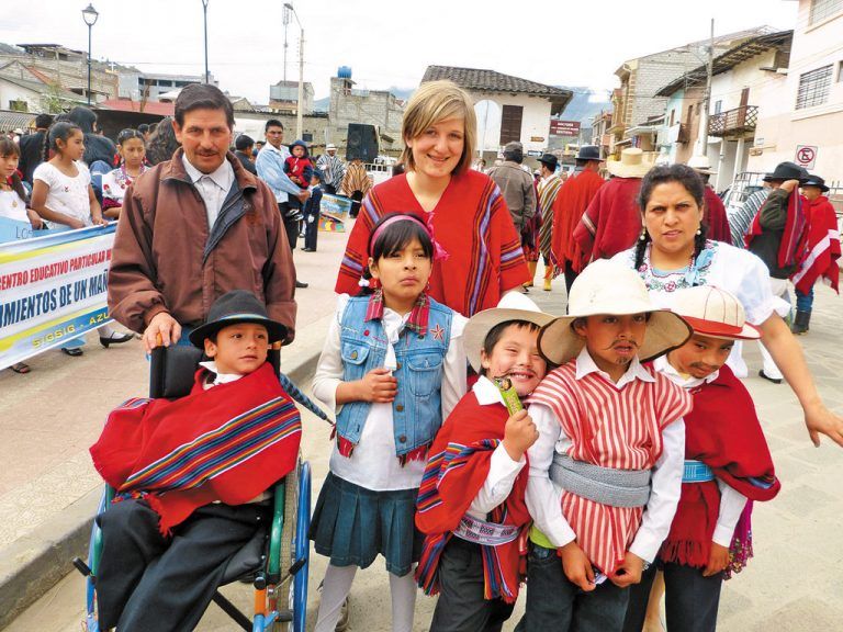 Viktoria Reisch mit ihrer Klasse beim Umzug zum Jubiläum von Sígsig als „kulturelles Erbe Ecuadors“.