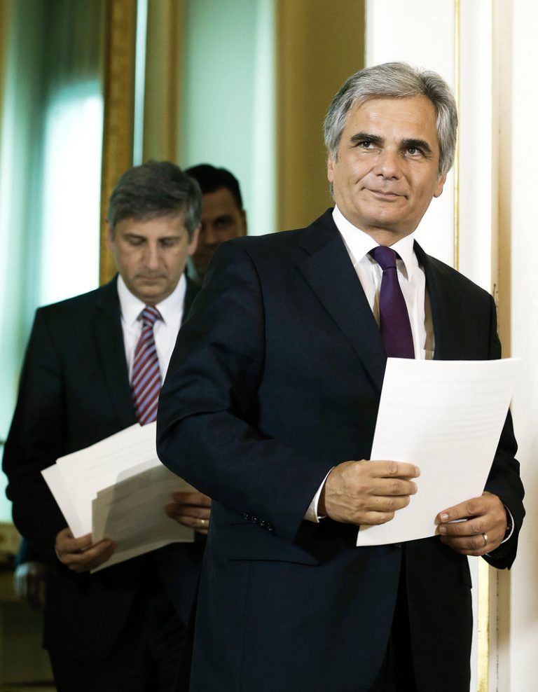 Vizekanzler Spindelegger und Bundeskanzler Faymann mit Zeugnis. Der Notenschnitt? Musterschüler sind sie nicht. Foto: aPA/Wenzel