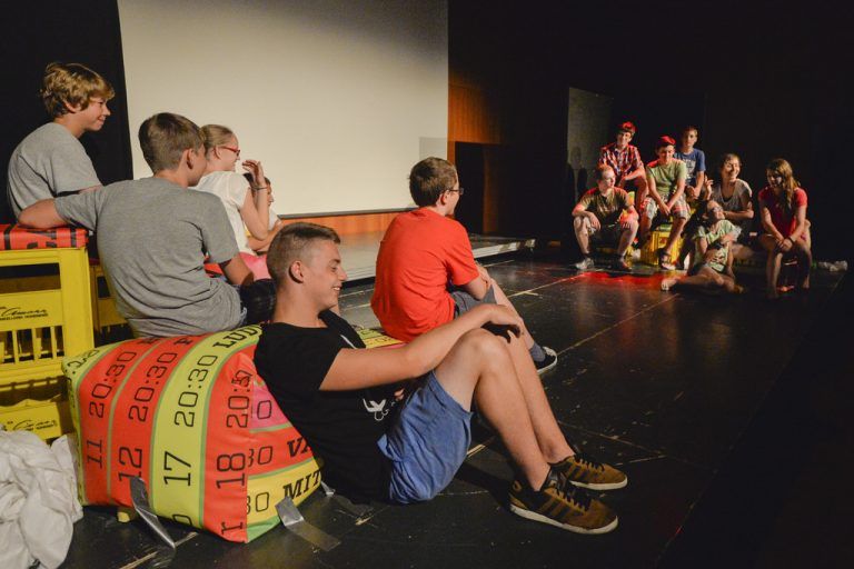 VMS Hard-Markt. Eine Gruppe Jugendlicher trifft sich. Im Laufe des Abends tauchen sie ein in die Geschichte der Odysee. Schlüpfen in die Rollen von Achill, Odysseus, Penelope.