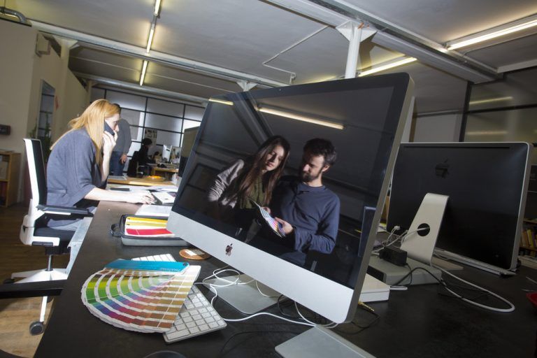 VN-Fotograf Klaus Hartinger fotografierte Lehrling Sophia Ellensohn und Ausbilder Martin Platzgummer aus einer besonderen Perspektive.
