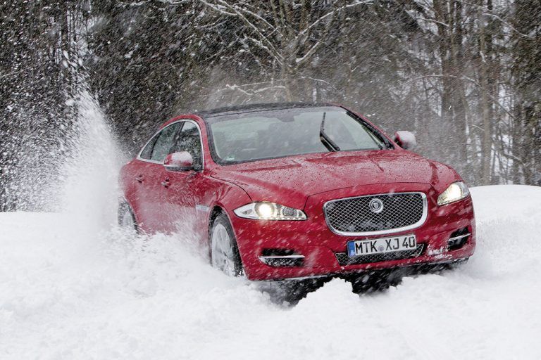 VN-Testfahrt im nassen Tiefschnee – der Jaguar XJ lässt sich auch von den Schneemassen nicht aufhalten. Fotos: werk