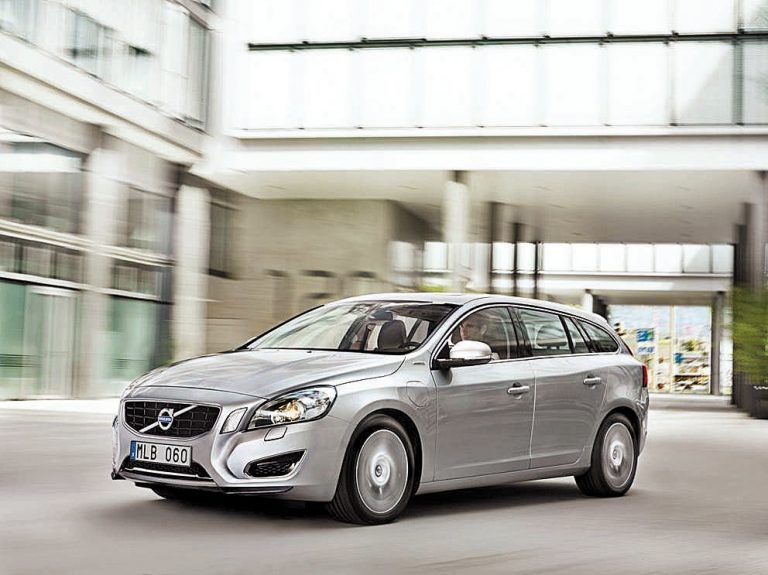 Volvo V60 (4,635 m): In seiner Klasse der Erste mit Plug-in-Hybrid-Option. Der Alternative packt 304–1120, der Konventionelle 430–1241 l ein.