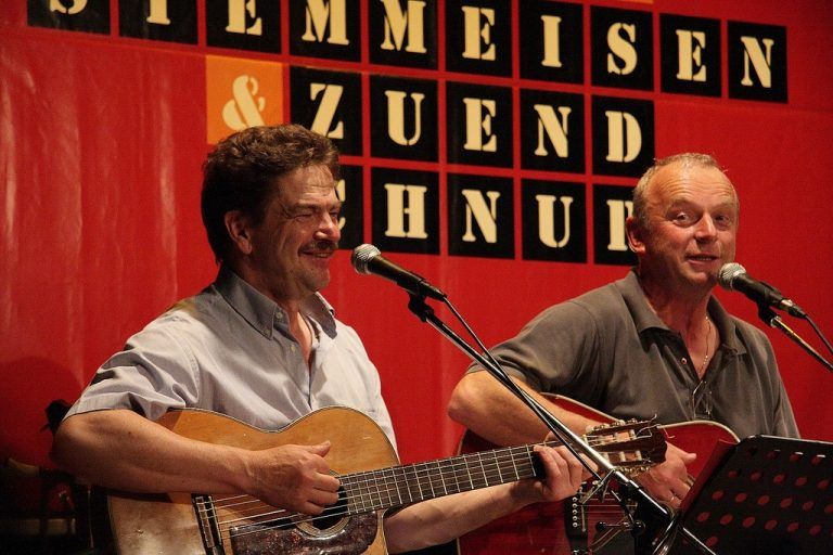 Vom 7. bis 10. November geht im Hohenemser Löwensaal das 2. Mundart-Festival „All’s Dialekt“ über die Bühne. Für das Festival geben Hermann Stadelmann & Ulli Troy eines ihrer ganz seltenen Konzerte. foto: mshh