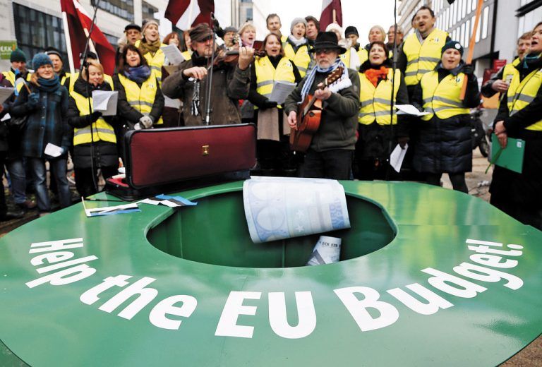 Vor dem EU-Gipfelgebäude in Brüssel: Baltische Bauern sammeln Spenden, damit keine Förderungen gekürzt werden müssen. Foto: Reuters
