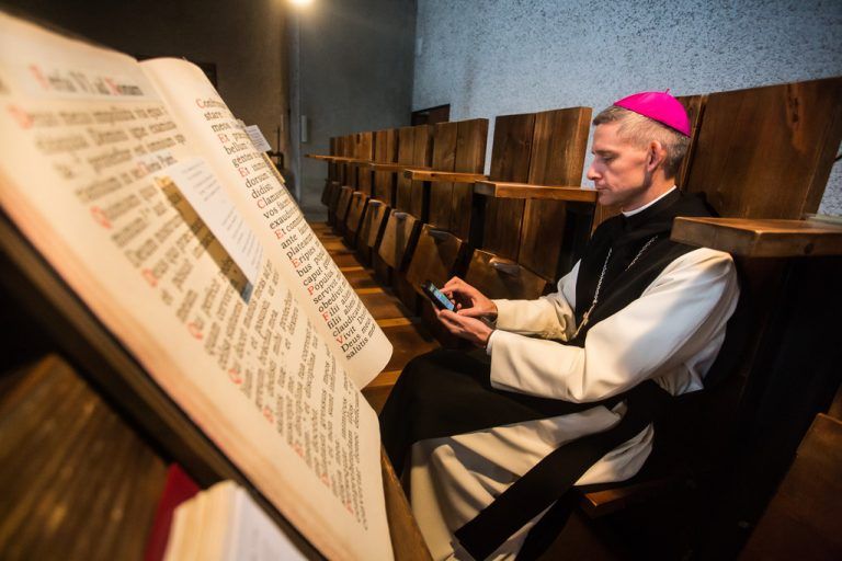 Vor jedem Chorgebet schaltet Abt Anselm den kleinen elektronischen Quälgeist auf „Bitte nicht stören“. Sonst wird das nichts mit der Vertiefung ins Gebet. Foto: VN/Steurer