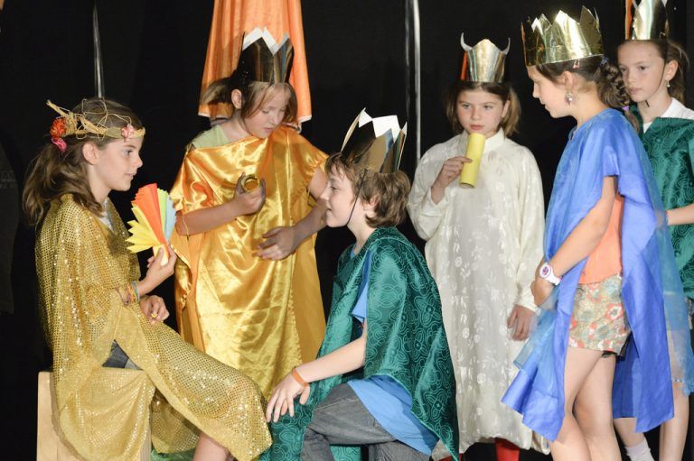 VS Alberschwende-Hof. Dass der Prinz vom Burgund der Prinzessin einen tanzenden Hasen zum Geburtstag schenkt, ist schlichtweg „extraordinär“. Nun wird er bei den Tieren im Wald sehr vermisst . . .