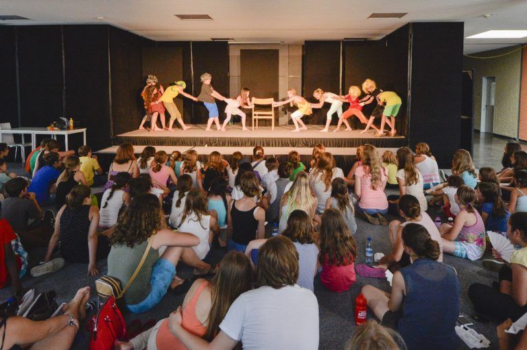 VS Düns. Kann man mit purer Angeberei Freunde gewinnen? „Nimm 2“ von der Autorin Elisabeth Krug zeigt, dass am Ende ganz andere Dinge ins Gewicht fallen als Äußerlichkeiten.