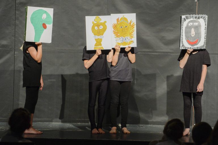 VS Ebnit. Schafft es die Schildkröte Tranquilla Trampeltreu rechtzeitig zur Hochzeit von Leo XXVIII? Ist sie dafür nicht viel zu langsam? Das Maskenspiel der Ebniter Volksschüler dauert 15 spannende Minuten.