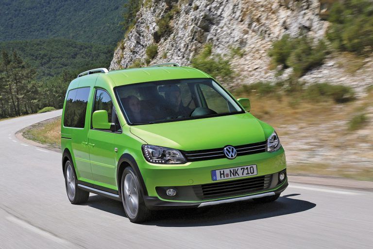 VW Caddy Country im neuen ,,Vipern-Grün“: Offroad-Look für einen Familienfreund. Fotos: Werk