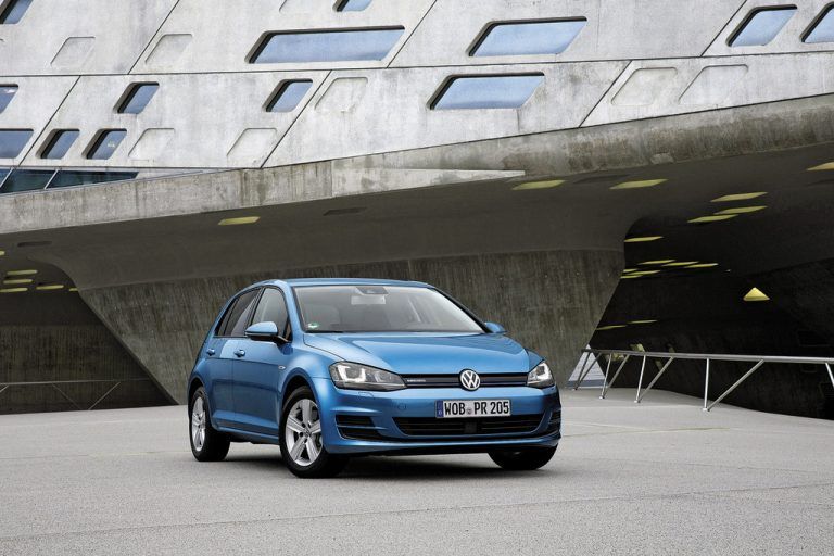 VW Golf TGI: Anhand der Logos und des versteckten Auspuff-Endrohrs als Erdgas-Triebling zu erkennen. Fotos: Werk