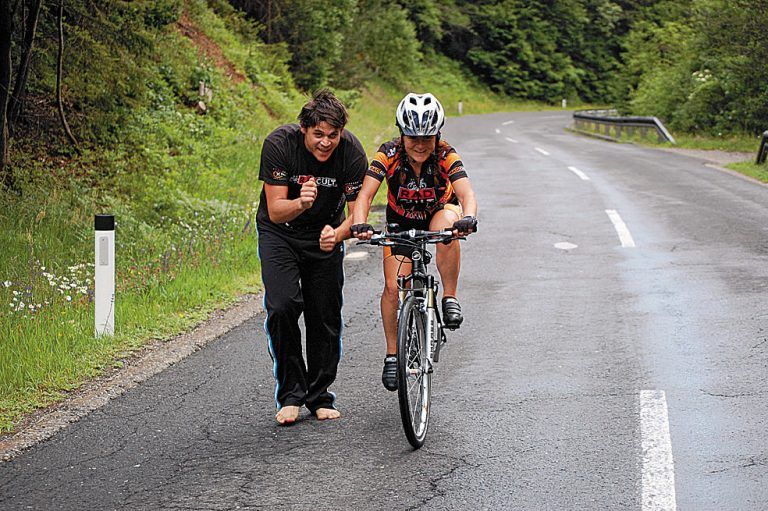 Während 4800 Rennkilometern unter extremen Bedingungen beim „Race across America“ ist gute Teamfähigkeit gefragt.