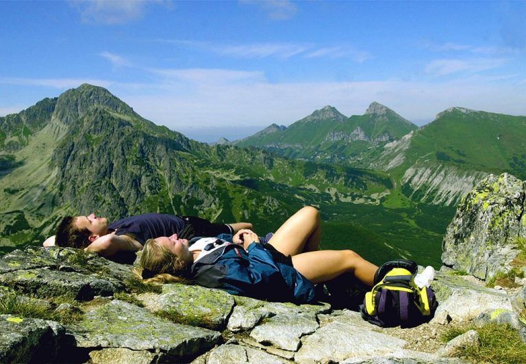 Wanderer entspannen nach dem Aufstieg am Gipfel des Velka Svistovka.
