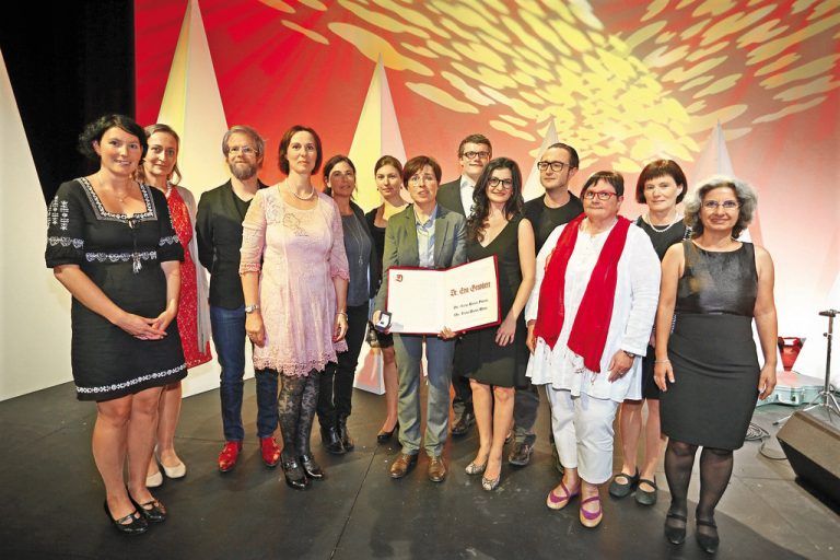 War zur Preisverleihung in die Werkstattbühne ins Festspielhaus gekommen: das engagierte Team der neuen Dr.-Toni-Russ-Preis-Trägerin Eva Grabherr.