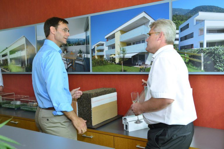 Welche Vorgaben braucht es, was ist sinnvoll? Landeshauptmann Wallner im Gespräch mit Baumeister Klaus Baldauf vom Unternehmen Nägele Wohn- und Projektbau. Foto: VLK