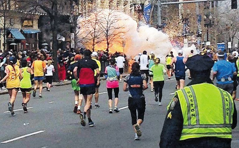 Wenige Meter vor dem Ziel des Boston-Marathons: Eine Bombe explodiert im Zuschauerbereich. Sekunden später detoniert eine zweite. Foto: Reuters