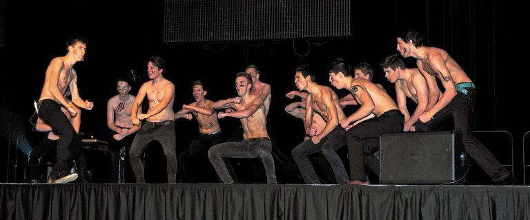 Wenn sie bei der mündlichen Matura auch so auftreten, dürfte nichts schiefgehen: Maturanten vom Gallus begeisterten als wilde Maori-Krieger.