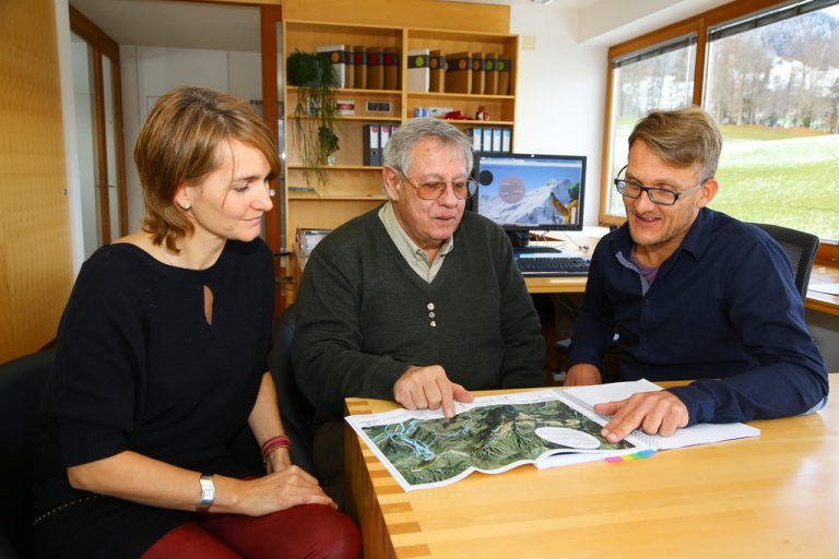 Wer alles weiß, kann souverän entscheiden. Das Ehepaar Claudia und Dietmar Jochum sorgt mit einem Team von Fachleuten für Zahlen, Daten und Fakten am Berg. Foto: VN/Hofmeister