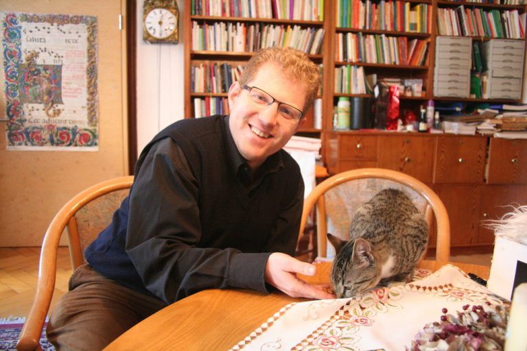 Wer ist jetzt hier der Chef: Kaplan oder Domkater? Da gehen die Meinungen auseinander.  Foto: VN/Matt