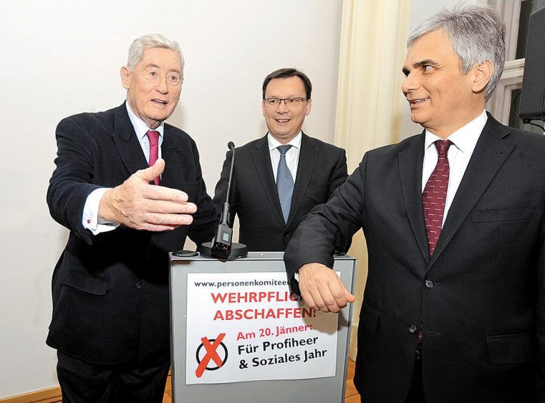 Werben für Berufsheer und Sozialjahr (v. l.): Ex-Vizekanzler Androsch, Verteidigungsminister Darabos und Bundeskanzler Faymann. Foto: APA