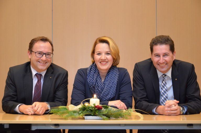 Werner Böhler (Vorstand Sparkasse), Andrea Kaufmann (Bürgermeisterin), Harald Giesinger (Vorstand Sparkasse).  Foto: Sparkasse