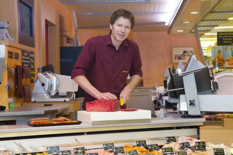 Werner Riedmann überzeugt im Altacher Markt der Familie mit außergewöhnlichem Service. Foto: VN/Paulitsch