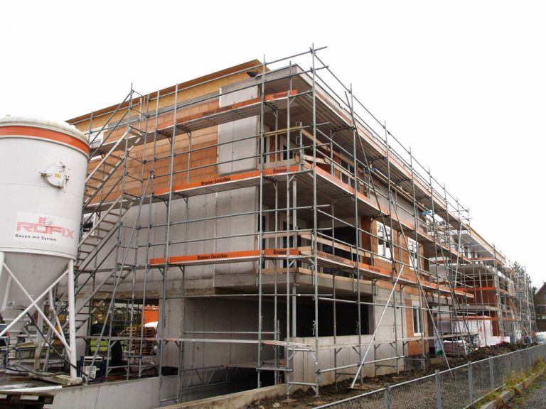 Wie die Baukosten im Zaum gehalten werden können, diskutieren beim Immobilienforum West Fachleute und Politiker. Foto: VN