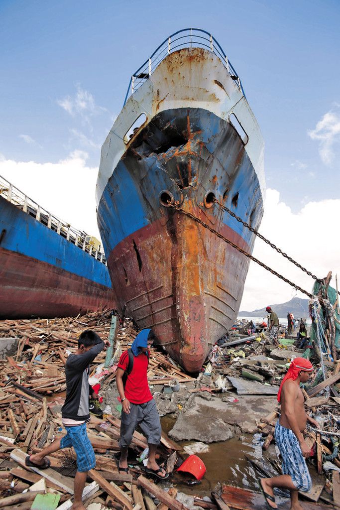 Wie nach einem Tsunami: Ganze Schiffe wurden im Sturm aus dem Meer ans Land gespült. Foto: AP