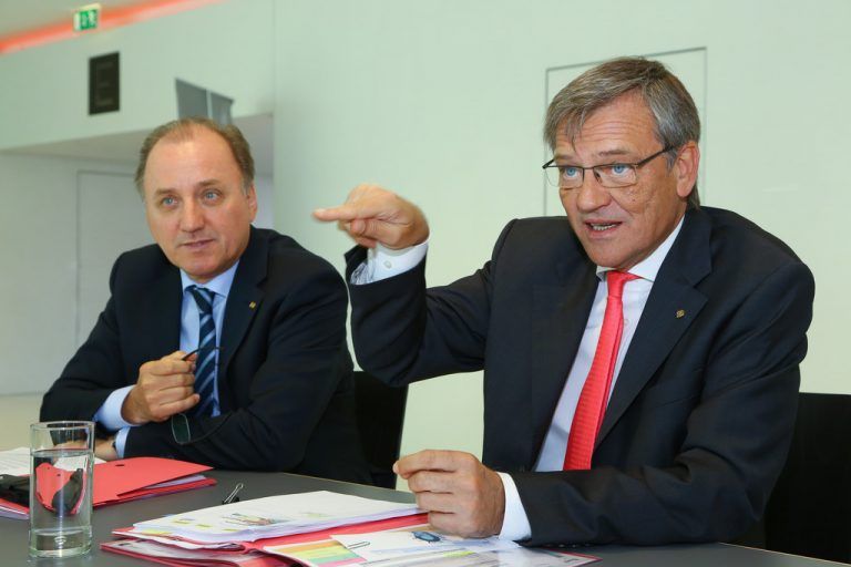Wiener-Städtische-Landesdirektor Burkhard Berchtel und Generaldirektor Robert Lasshofer: „Es ist den Menschen schwer zu vermitteln, dass sie sich auch privat um die Vorsorge kümmern müssen.“ Foto: VN/Hofmeister