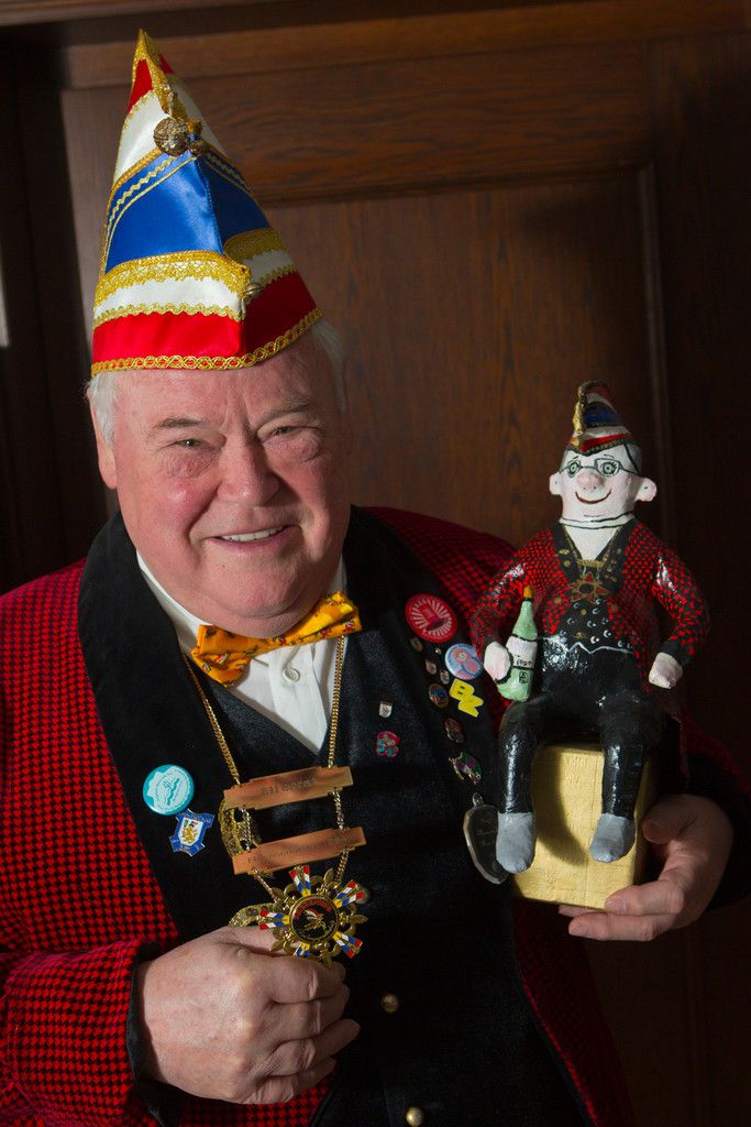 Wilfried Alge mit seinem Miniatur-„Wiff“ in BFG-Uniform, den er zum 65. Geburtstag von seinen Vereinskollegen geschenkt bekam. Foto: VN/Hartinger