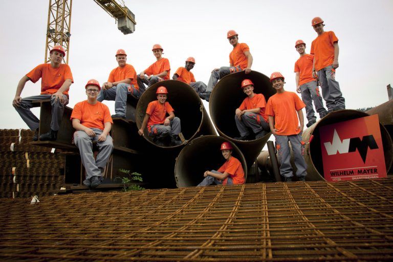 wilhelm+mayer: Zwölf neue Lehrlinge – 9 Maurer, 1 Tiefbauer, 1 Betonfertiger, 1 Baumaschinentechniker – haben bei der Wilhelm+Mayer Bau GmbH ihre Ausbildung begonnen. Die „Neuen“ erwartet eine vielseitige, aber auch anspruchsvolle Lehrzeit mit Ausbildungsangeboten, die über den Standard hinausgehen, sowie ein offenes, freundschaftliches Arbeitsklima. Besonderen Wert legt man bei Wilhelm+Mayer auf Entwicklungs- und Karrieremöglichkeiten, auch nach Abschluss der Lehre.