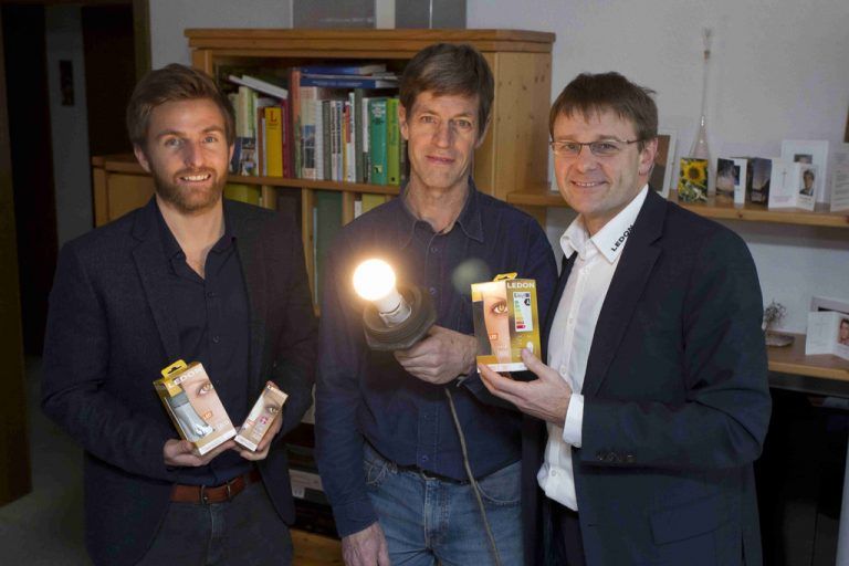 Willi Trahorsch (l.) aus Hörbranz konnte 2012 seinen Haushalt mit LED-Lampen ausstatten. Foto: VN/Paulitsch